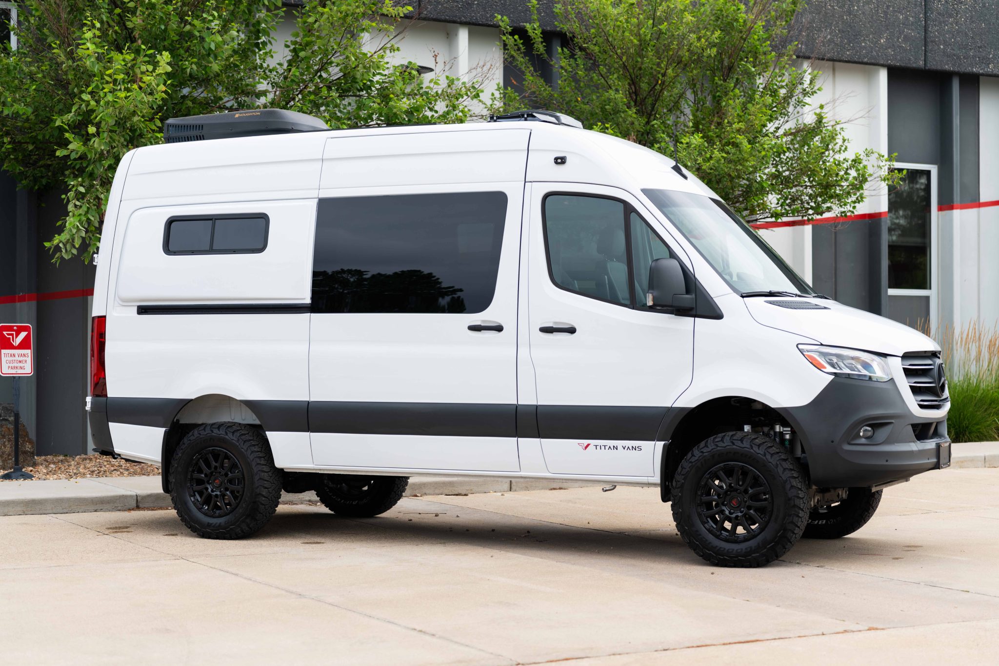 Passenger side profile, Arctic White with black wheels and all-terrain tires
